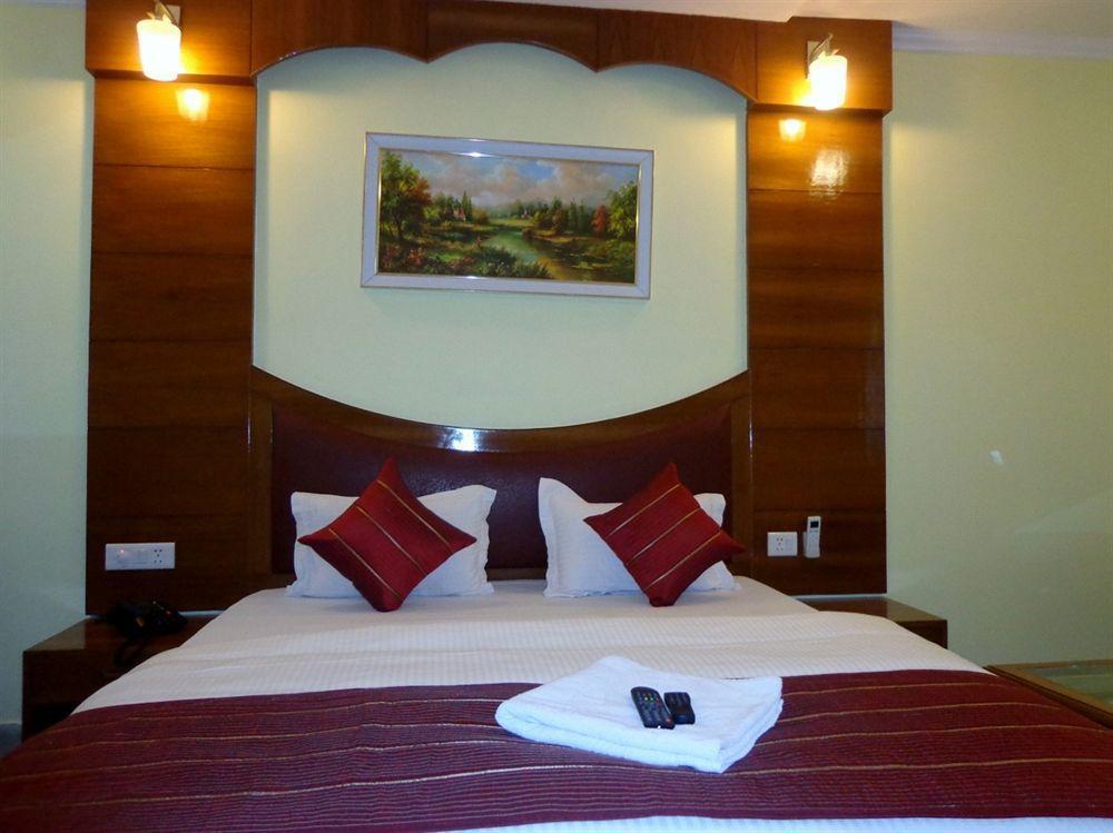 Hotel Castle Blue Neu-Delhi Exterior foto